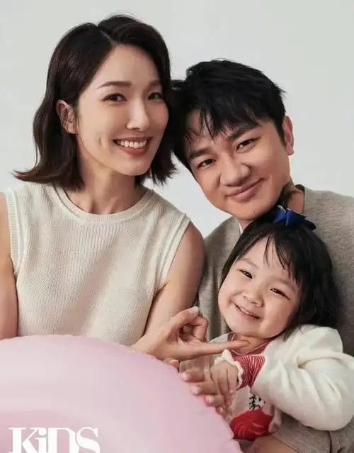 王祖蓝一家四口合体首封,妻子长腿抢眼,俩女儿和爸共用一张脸