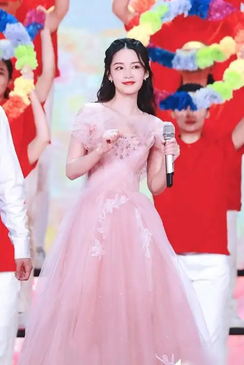 李沁征服央视镜头,穿粉色纱裙亮相五四晚会,一点儿不输00后