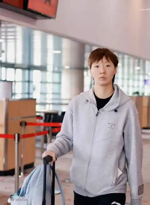 王曼昱大气漂亮,樊振东清爽帅气,马龙并未随队抵达_澳门_到达_时尚