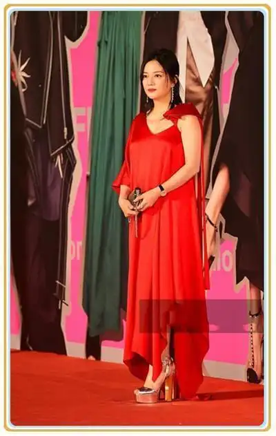 赵薇为博眼球,脚踩10cm恨天高走红毯,网友:真担心她会摔倒出糗