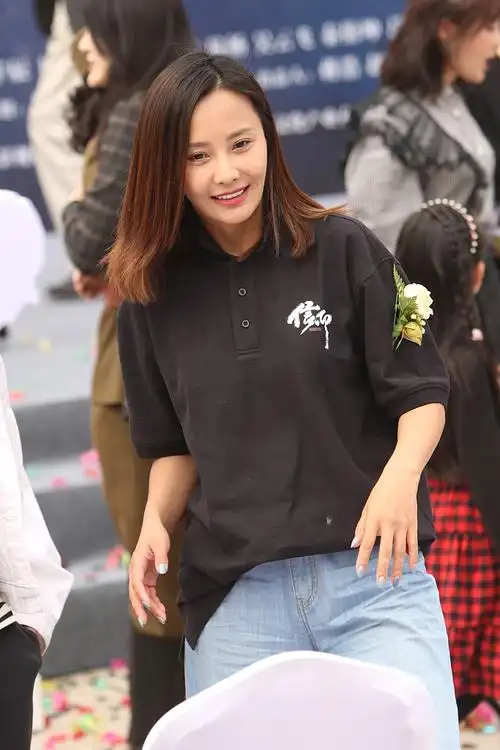 前妻马雅舒这边新剧开机,主演马雅舒,阚清子等现身,马雅舒一身t恤牛仔