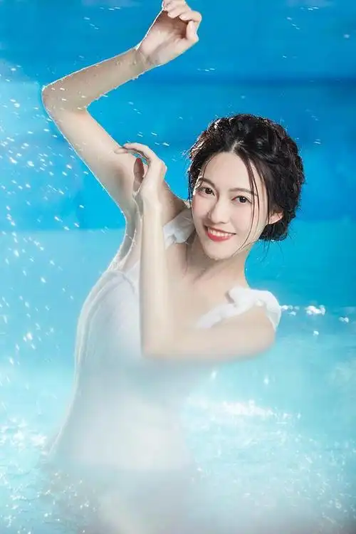 陆婷玉曝光出水芙蓉大片 水中柔光映衬纯欲感满满