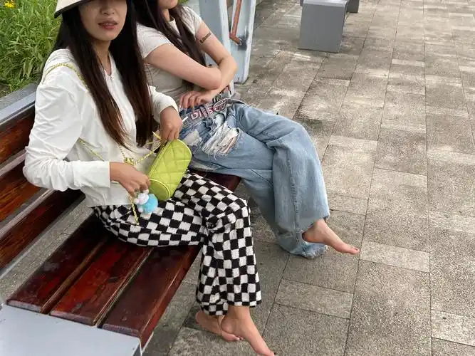 体验过赤脚后,小孙带着闺蜜出门赤脚逛街了.