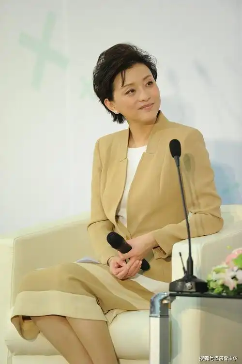 杨澜一撮蓝发真洋气,穿"卡其色"衬衫连衣裙,个性却很端庄大气