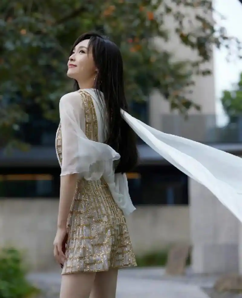 唐嫣# 白色镶金边短裙,风吹裙摆仙气十足! 676767