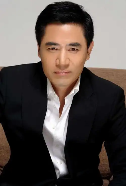 63岁陈宝国最新活动照:短发黑须不怒自威,帅气不减当年!_网易订阅