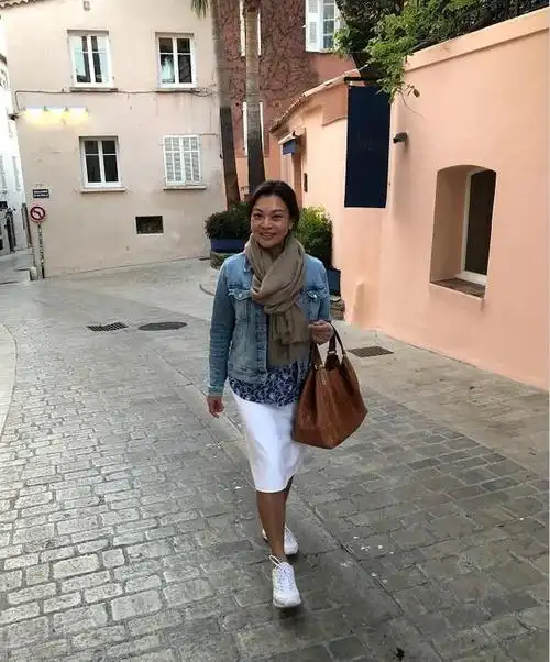 史可跟友人唱歌皮肤干黄脸下垂不漂亮但这就是57岁真实样