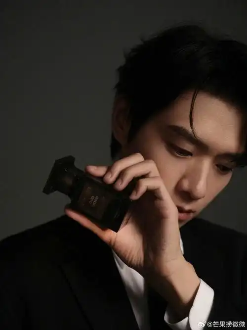 魏大勋又扯领带了