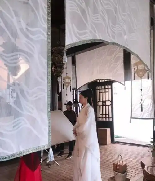 董璇复出拍戏片场照曝光认真研读剧本古装扮相仙气飘飘