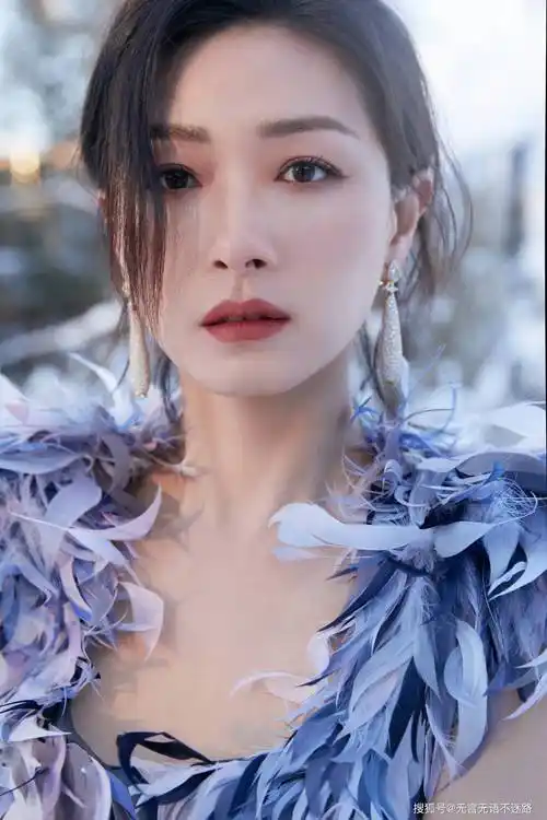 万茜毛茸茸就跟雪地最配