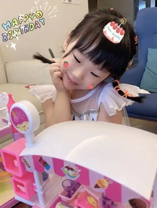 伊能静晒照为女儿庆生,小米粒穿公主裙超可爱,爸爸秦昊太疼爱