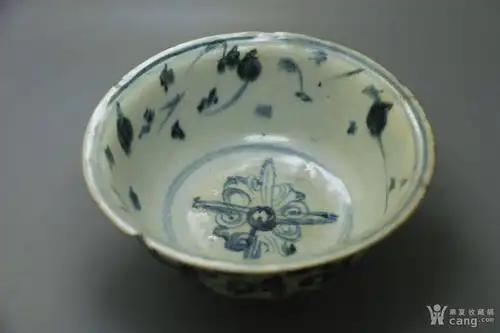 瓷器 明 明早期 青花外绘缠枝内绘十字宝杵纹大碗:  明早期 青花外绘