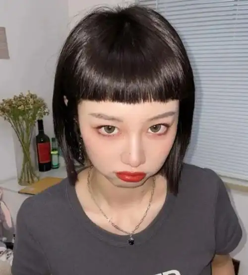 呆萌短刘海正流行 眉上刘海可盐可甜_刘海发型 - 美发站