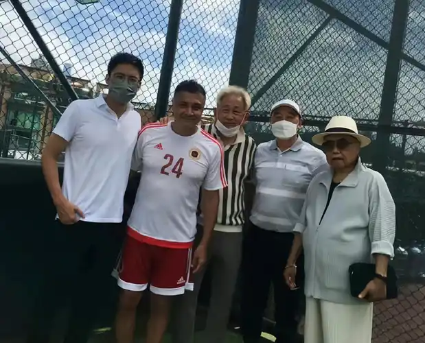 霍启山一心扑在足球事业上!