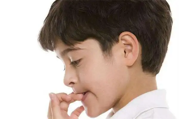 孩子喜欢啃指甲怎么回事 孩子喜欢咬指甲是什么原因