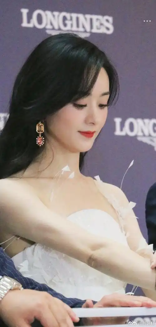 赵丽颖白色拖尾蓬蓬裙