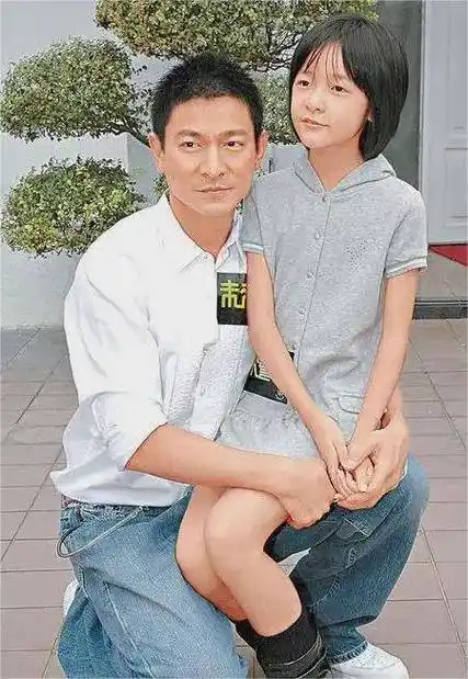 刘德华女儿正脸照曝光,网友直呼:太美了,不愧是天王女!