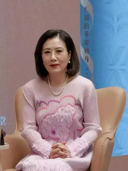 汪明荃现状引热议头发黑亮茂密手指如剥葱完全不像已经76