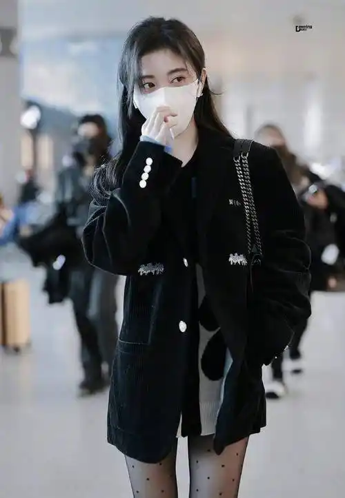原创美丽又冻人鞠婧祎小香风外套配长靴点亮这个冬天