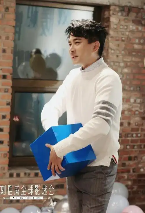 46岁刘恺威胖到不敢承认穿高领衫显脖子短圆脸前妻却很美