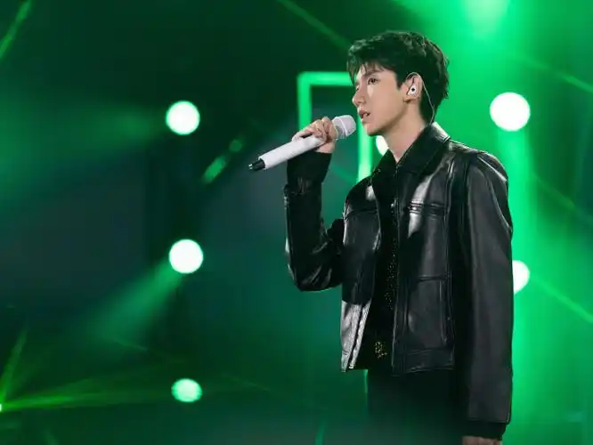 王源领奖照##王源皮衣侧拍