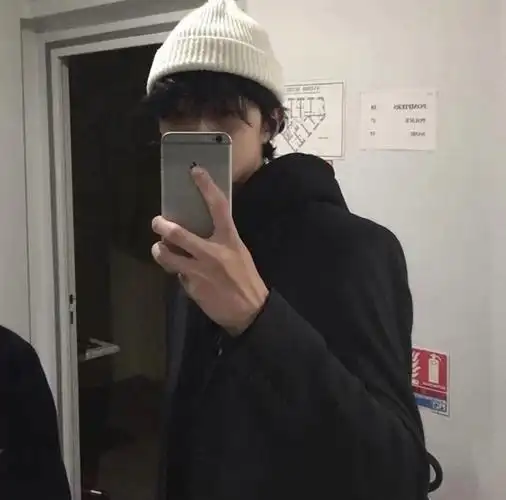 男生头像对镜自拍白帽子黑大衣韩系
