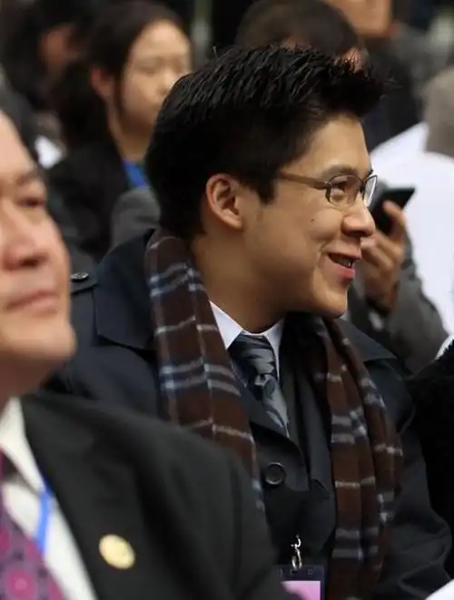 霍启刚:凌晨三点陪辣妹逛夜店,为什么还能喜提三好丈夫标签3-度小视