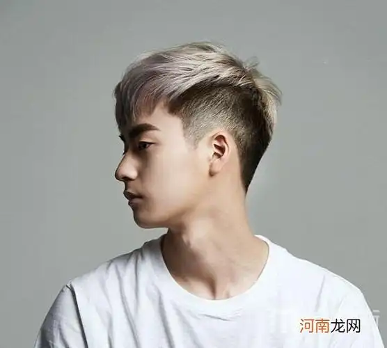 发型的两边铲掉,精神十分,上面自然保留,刘海更富青春气息 .文章插图