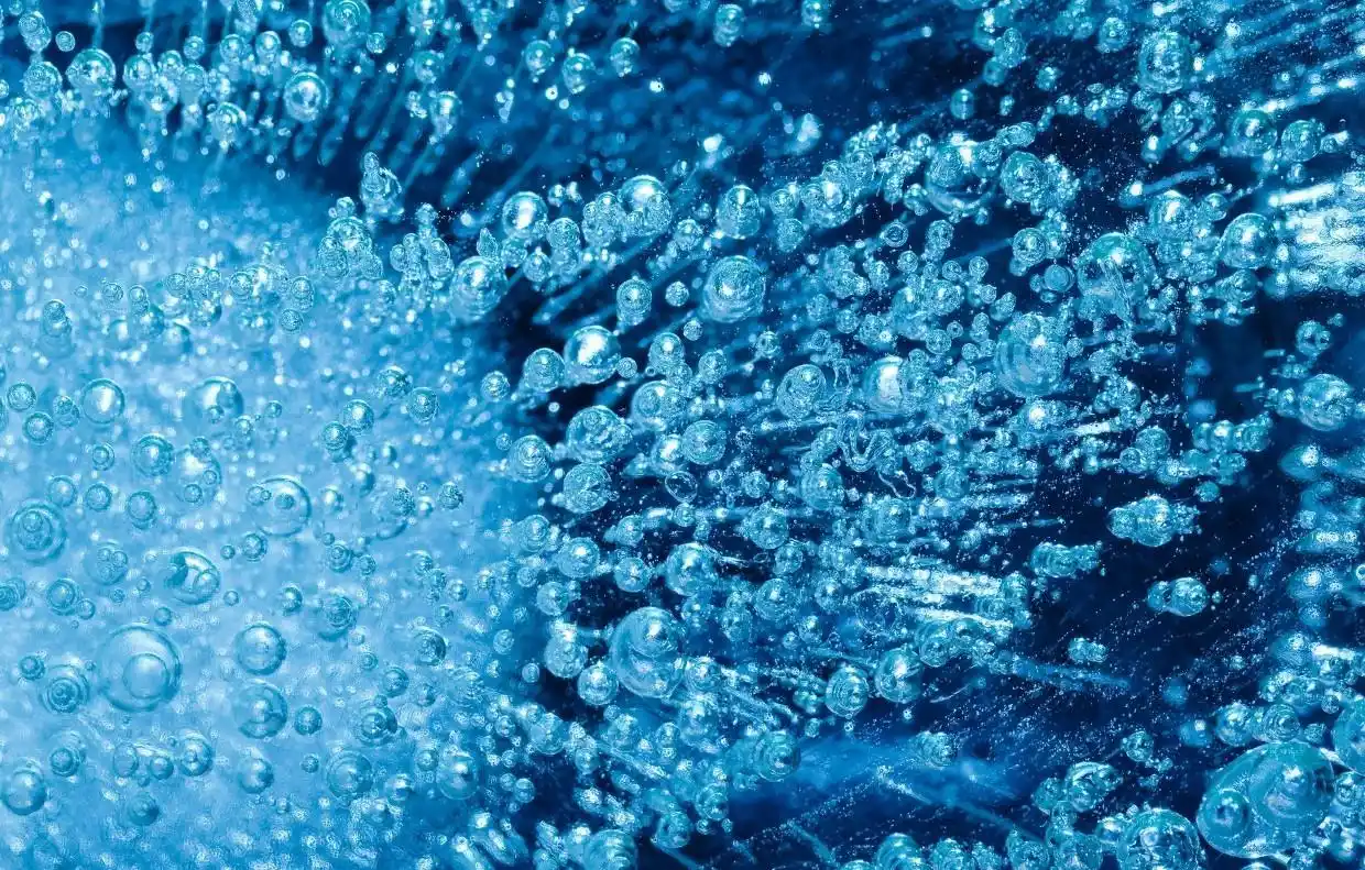 你见过蓝色的冰吗?冬天来贝加尔湖,一望无际的蓝冰美到你想哭!