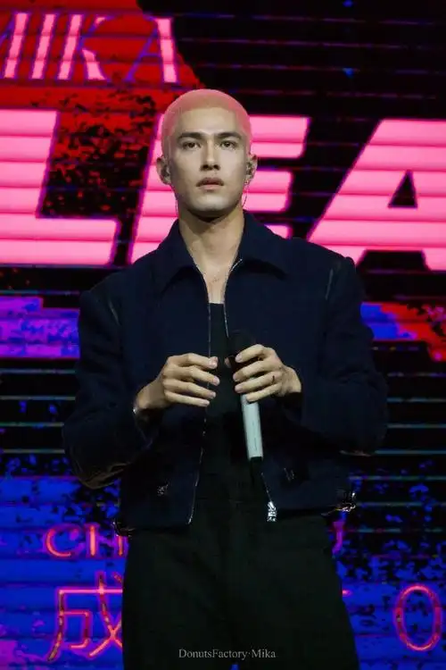 米卡粉寸回归#米卡成都站巡演粉色寸头回归!好高清的帅!