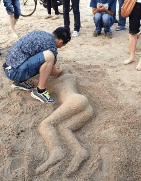 男子在海边发现一具女尸走近细看后明白了