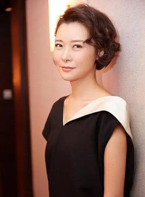 爷爷是开国上将,爸爸是副参谋长,家世显赫的她52岁却仍单身