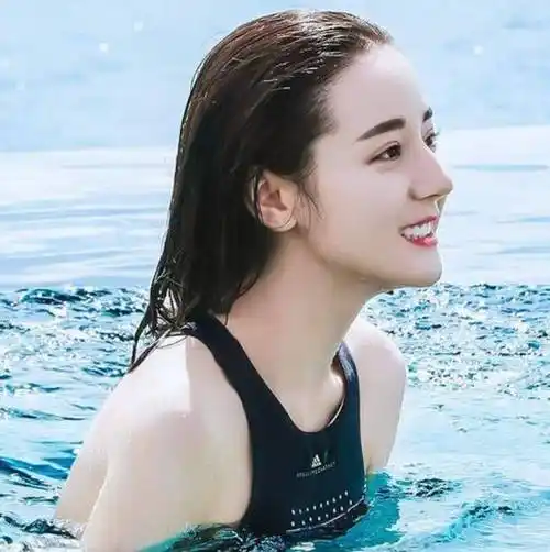 原创迪丽热巴游泳被抓拍当她从水里出来那一刻才知啥叫出水芙蓉