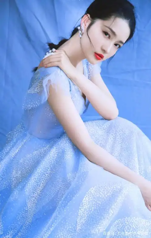 李沁身穿礼裙,深邃辽远的一抹蓝,在黑夜里熠熠生辉
