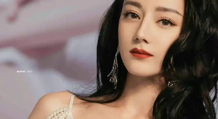 迪丽热巴珍珠肩饰白色开叉长裙造型_红唇_美貌_风美人