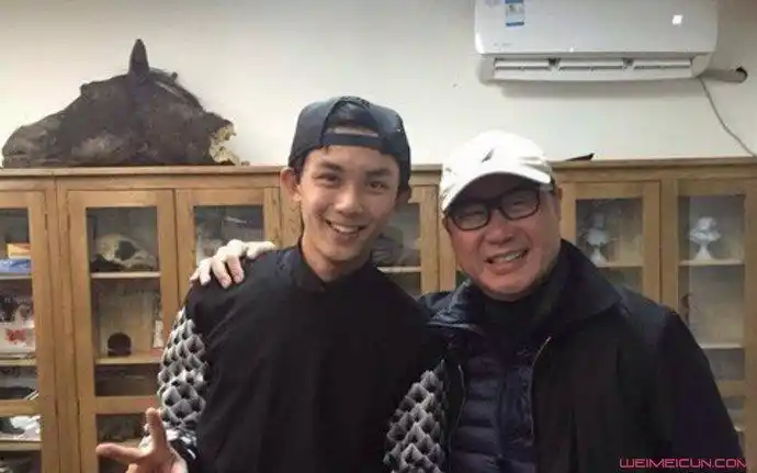 吴磊和爸爸的照片吴磊并没有签约经纪公司.