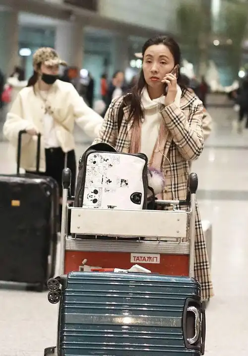 小陶虹现身机场,格纹大衣搭配丝绒阔腿裤,低调保暖还显气质!