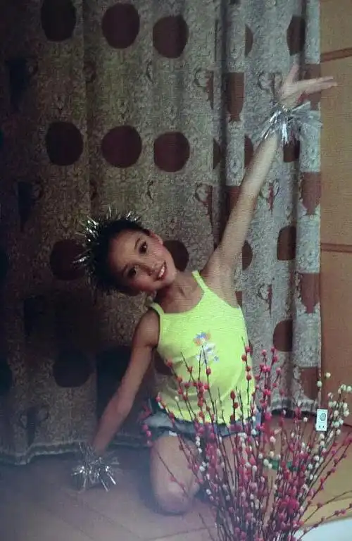 姜贞羽小时候可爱照片,她为什么改名之前叫什么?