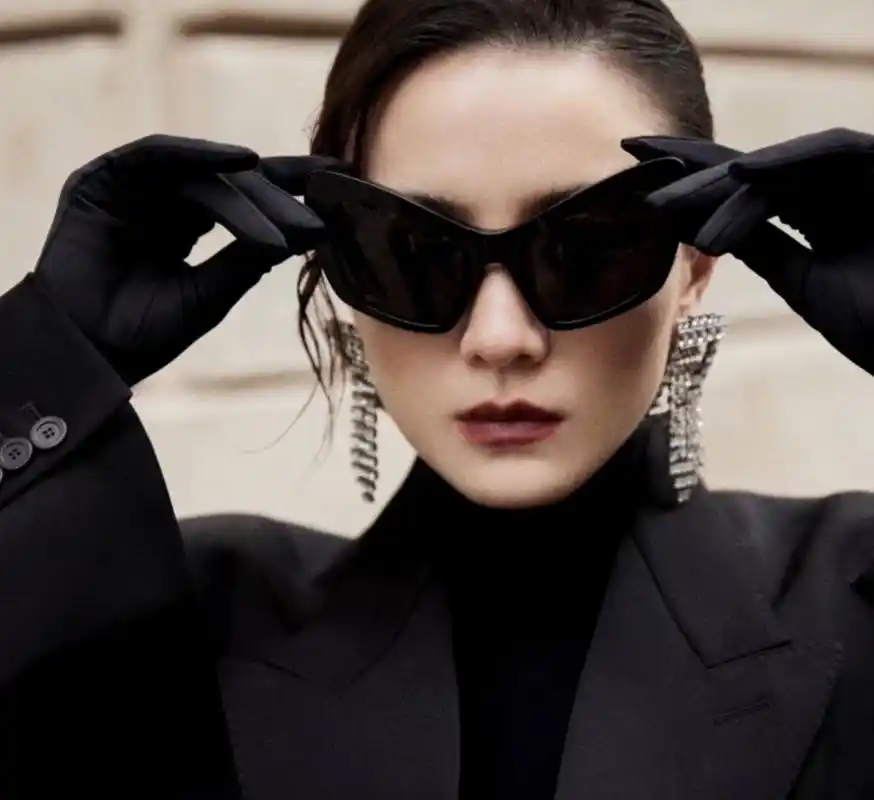 宋佳巴黎高定时装周的造型来了,太酷太有型了,妥妥的时尚女王.