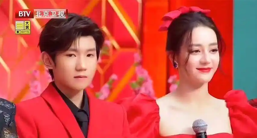 热巴今年舞台还是穿红裙,男搭档却换了,不过都是一线男明星_张艺兴