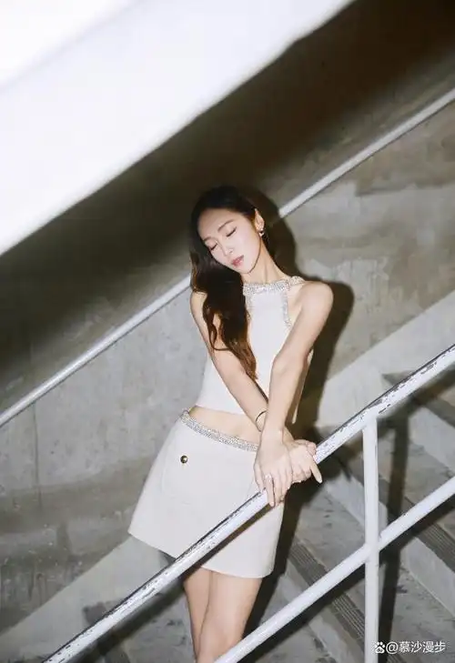 郑秀妍散发迷人魅力,白色套装展现完美身材