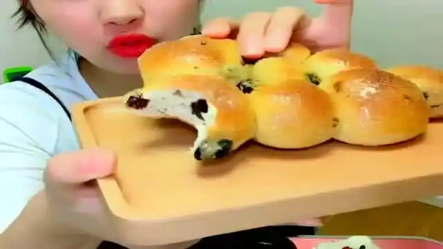 美女吃面包,样子像一串葡萄,松软又甜的