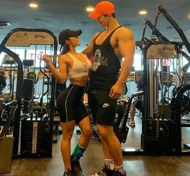 健身房最养眼的存在,高颜值情侣一起健身,身高差很萌但格外般配