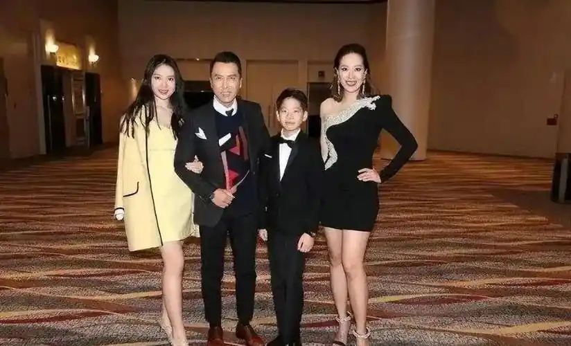 甄子丹老婆原来很眼熟!