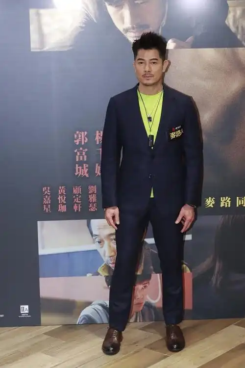 54岁郭富城真敢穿,西装打造个性风格,这组搭配很有"心机"