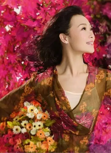 吕薇拍摄音乐电视 惊艳出镜人比桃花美