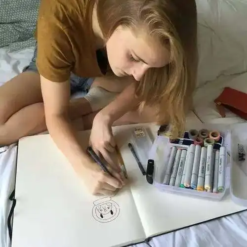 认真画画的女生,真的很美!