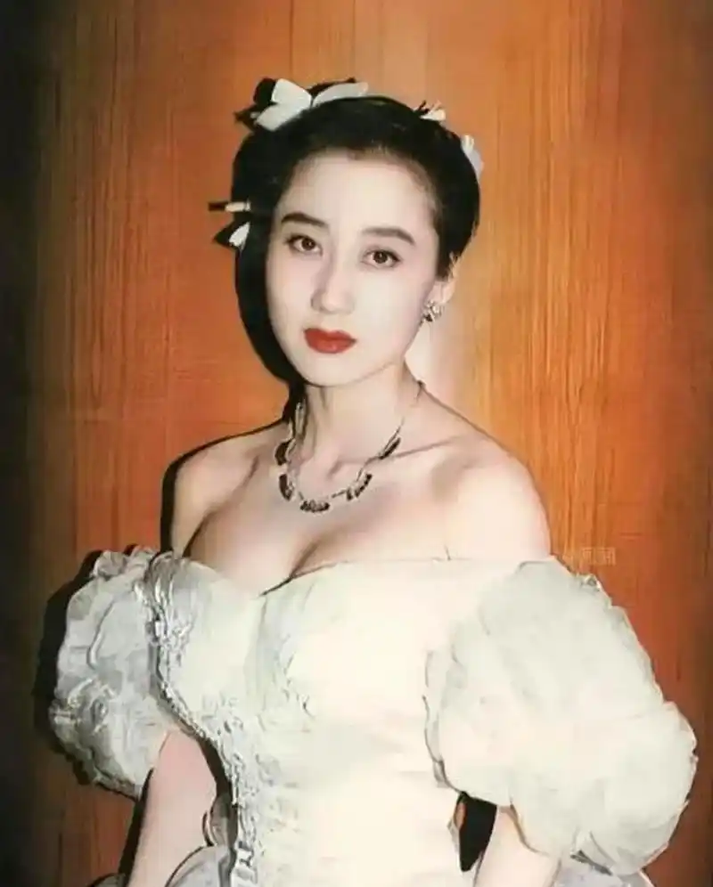 年轻时真的很美 利智