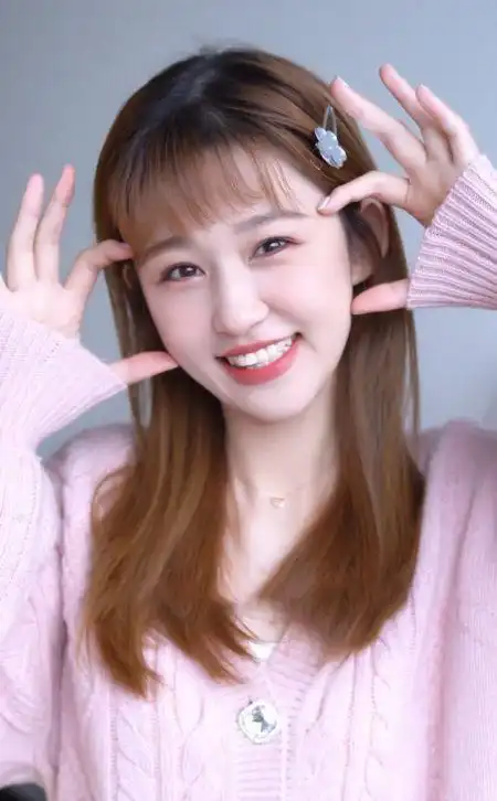 也就是将双手比ok的手势放在脸颊两边,这个动作会显的非常可爱