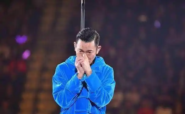 刘德华腿伤刚愈即拍戏,穿西装梳背头太有型,随和与工作人员互动